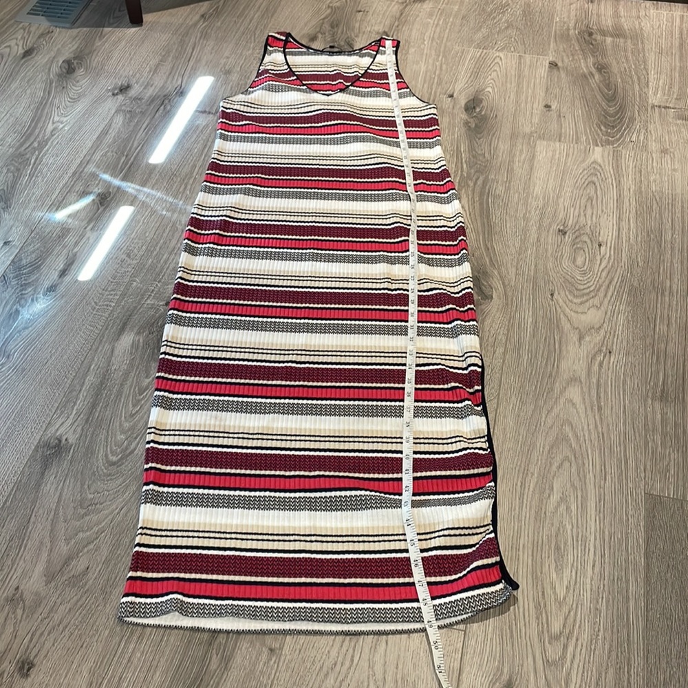 V-necked striped maxi ribbed dress with side slits . - Picture 5 of 6
